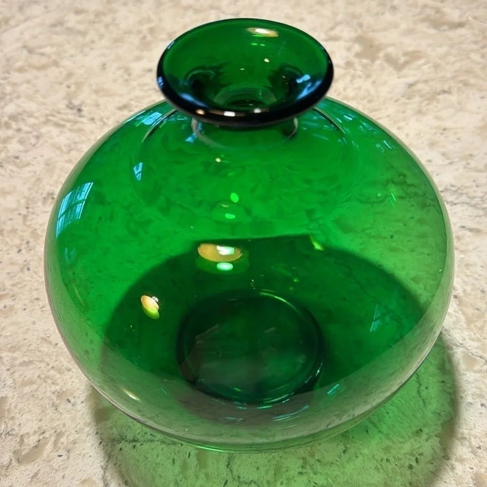 EMERALD GREEN~EMPOLI STYLE~HANDBLOWN GLASS VASE~BEAUTIFUL PIECE~PRE-OWNED  ~UTC